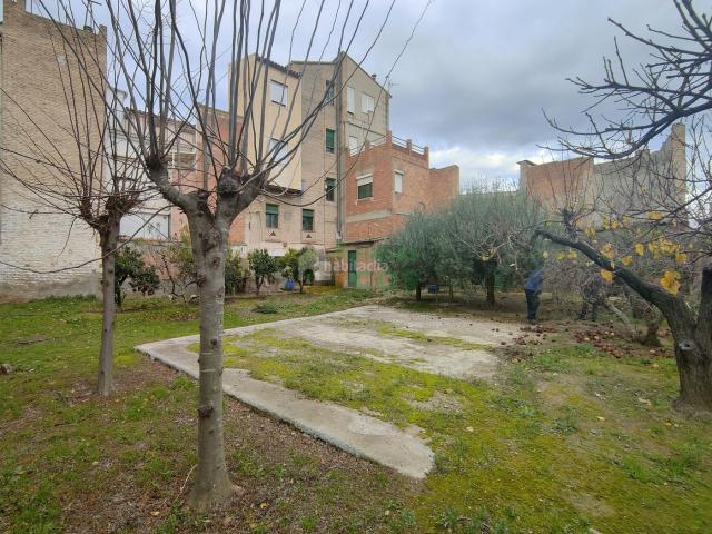 Casa en venta en Benissanet Costa Dorada. Espectacular gran Casa de 480 m2 en venta, con gran jardín de 555 m2 y un enorme almacén, dentro del casco urbano de Benissanet. Casas.
