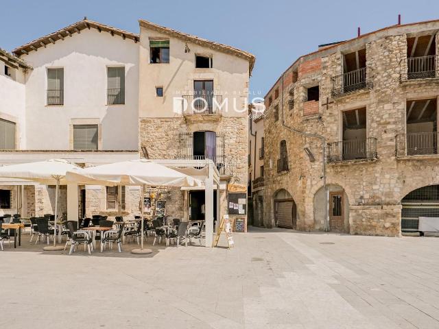 Casa en venta en Besalú. Casa con restaurante en funcionamiento en el corazón de Besalú. Casas.