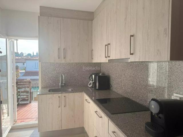 Casa en venta en Besalú. Casa plurifamiliar con jardín y múltiples posibilidades, ubicada en el encantador pueblo de Besalú. Casas.