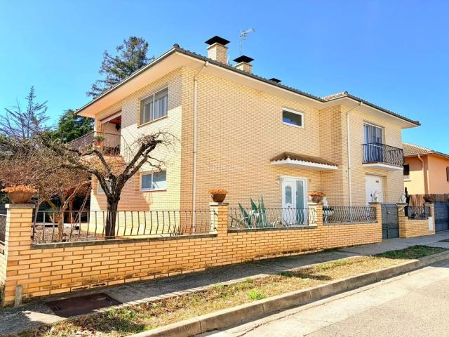 Casa en venta en Besalú. Magnífica casa aislada, situada en el pueblo de Besalú. Casas.