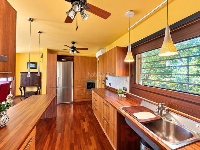 Casa en venta en Bescanó. Casa unifamiliar amb gran parcella i amplis espais exteriors a Mas Llunès. Casas.