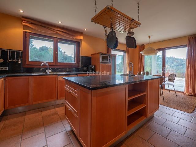 Casa en venta en Bescanó. Casa de lujo en Bescanó 450 m construido, 1,500 m ajardinado y 40,000 m de tierra. Casas.