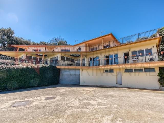 Casa en venta en Bescanó. FINCA SINGULAR CON 4 VIVIENDAS INDEPENDIENTES EN MONTFULLÀ GIRONA. Casas.