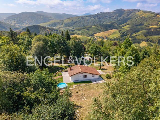 Casa en venta en Berastegi. Villa unifamiliar con 5.000 m de terreno y privacidad absoluta a solo 20 minutos de San Sebastián. Casas.