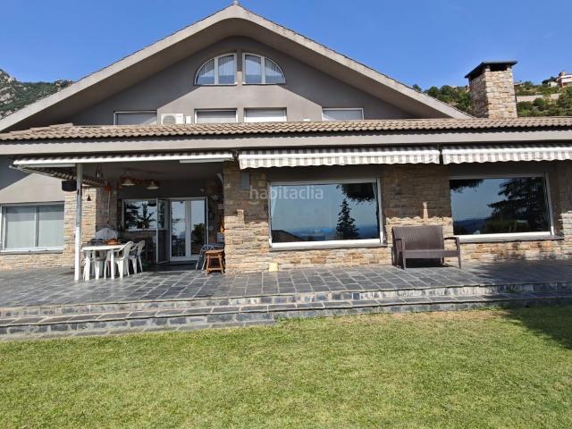 Casa en venta en Berga. Espectacular casa, pensada per oferir una vida còmoda, pràctica i en un entorn immillorable amb vistes espectaculars. Casas.
