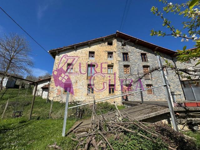 Casa en venta en Bergara. Amplio caserío en Angiozar, con terreno privado y vistas a la montaña. Ideal para reformar a tu gusto. No la dejes escapar!. Casas.