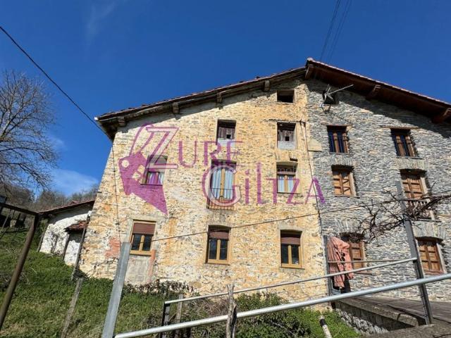 Casa en venta en Bergara. Amplio caserío en Angiozar, con terreno privado y vistas a la montaña. Ideal para reformar a tu gusto. No la dejes escapar!. Casas.