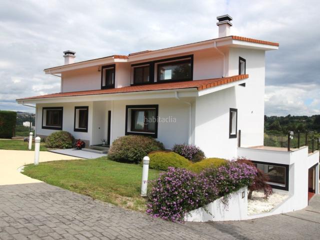 Casa en venta en Betanzos. Impresionante vivienda unifamiliar en Betanzos del año 2005, con cerca de 500 metros cuadrados construidos y una parcela de 2.200. Casas.