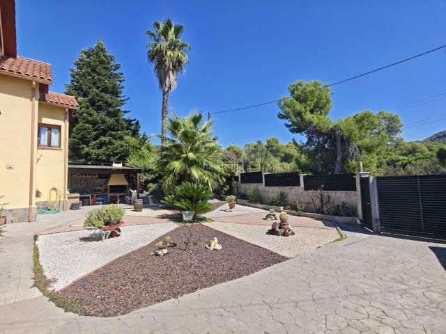 Casa en venta en Bigues i Riells del Fai. Venta directa de propietario Casa esquinera frente al bosque con piscina y 1.018 m² de parcela. Casas Bigues i Riells del.