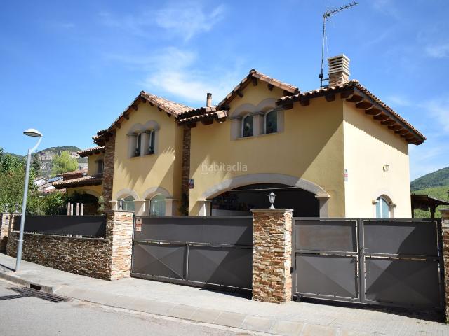 Casa en venta en Bigues i Riells del Fai. Santuario de paz y naturaleza en Riells del Fai Vistas panorámicas, piscina salina con jacuzzi y máximo confort. Casas Bigues i Riells del.