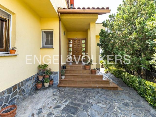 Casa en venta en Bigues i Riells del Fai. Chalet con piscina y jardín en la zona residencial de Can Barri. Casas Bigues i Riells del.