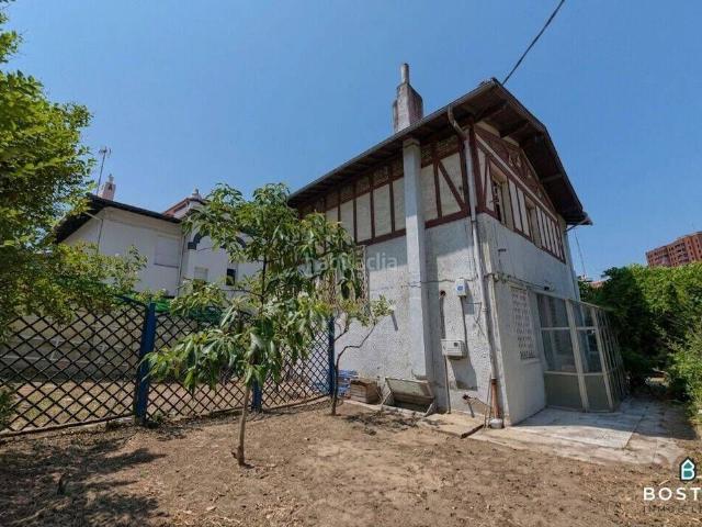 Casa en venta en Bilbao, Zurbaran. Casa independiente con terreno en Zurbaran. Casas.