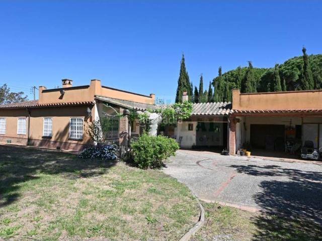 Casa en venta en Bisbal d´Empordà La. Finca con casa en planta baja, jardín, piscina y anexos agrarios en venta en Sant Pol La Bisbal dEmpordà. Casas Bisbal d´Empordà.