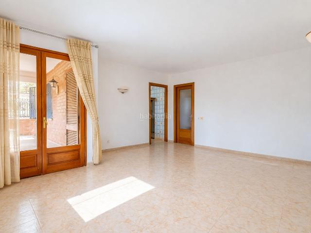 Casa en venta en Bisbal del Penedès La. CASA INDEPENDIENTE EN CUNIT CON TERRAZA, BARBACOA, BUHARDILLA Y GARAJE. Casas Bisbal del Penedès.