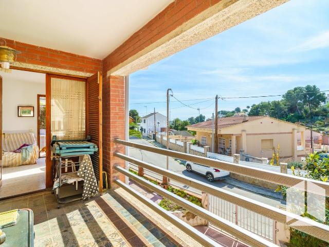 Casa en venta en Bisbal del Penedès La. Magnifica casa independiente con terraza, barbacoa, buhardilla y garaje. Casas Bisbal del Penedès.