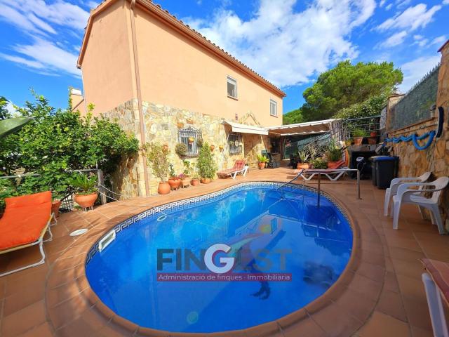 Casa en venta en Blanes, Residencial Blanes Vistamar Costa Brava. TORRE CON PISCINA EN BLANES. Casas.
