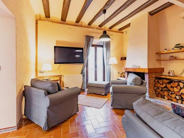 Casa en venta en Boadella i les Escaules. Casa de pueblo con piscina interior en Boadella dEmpordà. Casas Boadella i les.