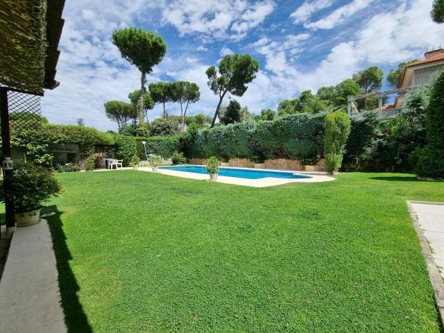 Casa en venta en Boadilla del Monte, Valdepastores Las Encinas. Chalet independiente en Urbanización Pino Centinela, Boadilla del Monte. Casas Boadilla del.