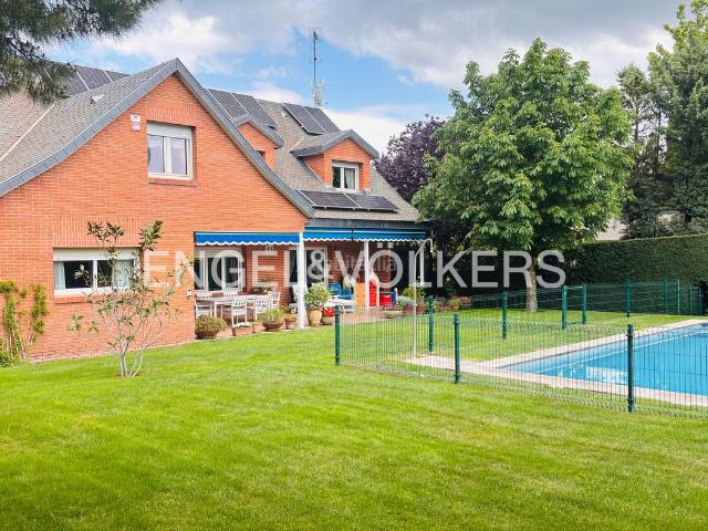 Casa en venta en Boadilla del Monte, El Olivar de Mirabal. Exclusivo chalet sostenible con piscina en El Olivar de Mirabal. Casas Boadilla del.