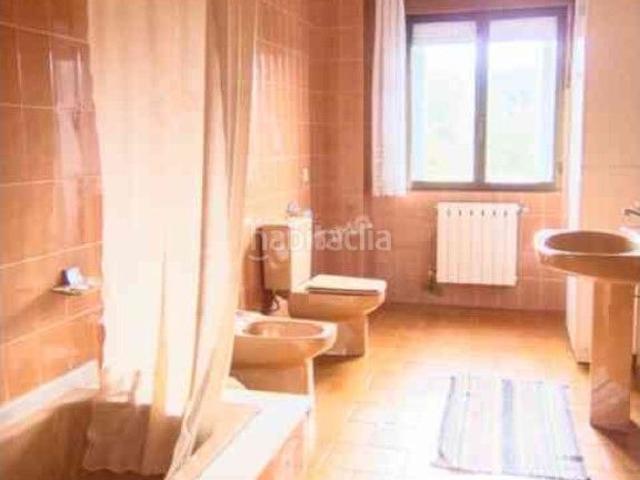 Casa en venta en Boiro. Chalé independiente con piscina y cancha de tenis en Boiro. Casas.