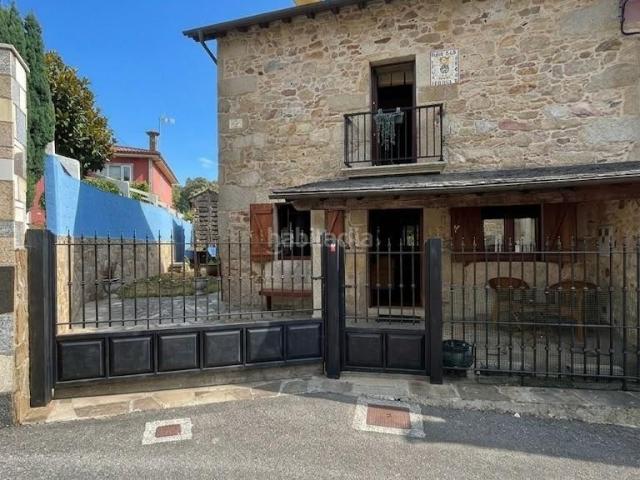 Casa en venta en Boiro. SE VENDE EXCLUSIVA CASA DE PIEDRA CON ENCANTO RÚSTICO Y AMPLIO JARDÍN CON HÓRREO A UN PASO DEL CENTRO. Casas.