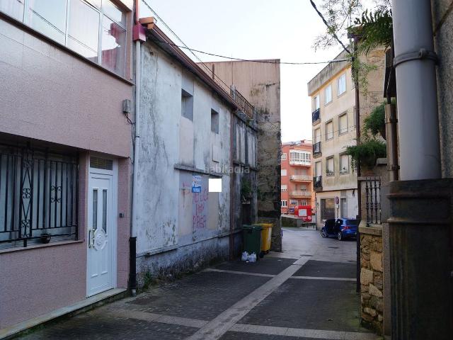 Casa en venta en Boiro. VENTA DE CASA DE PIEDRA PARA RESTAURAR EN EL CENTRO DE BOIRO. Casas.