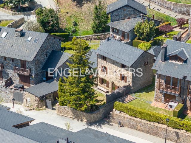 Casa en venta en Bolvir Pirineos. Encantadora casa rústica en el centro de Bolvir. Casas.