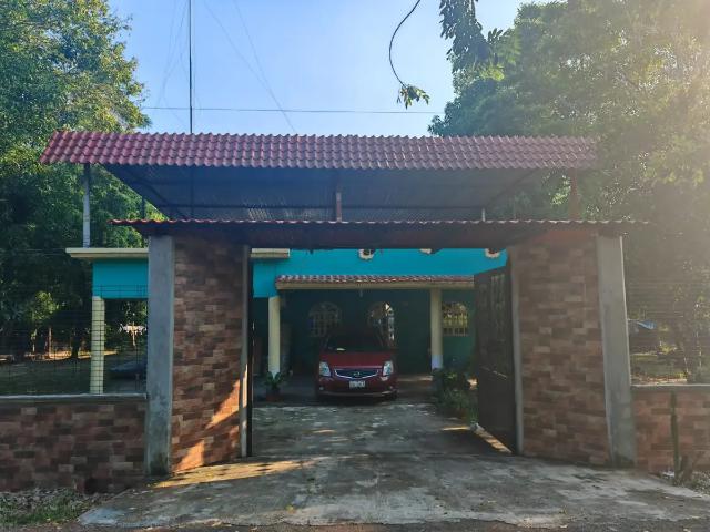 Casa en Venta en Bosques de La Sierra, Teapa, con 3 Recámaras y Amplio Terreno