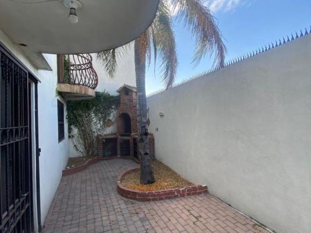 Casa en venta en Bosques de las Cumbres con terraza y paneles solares