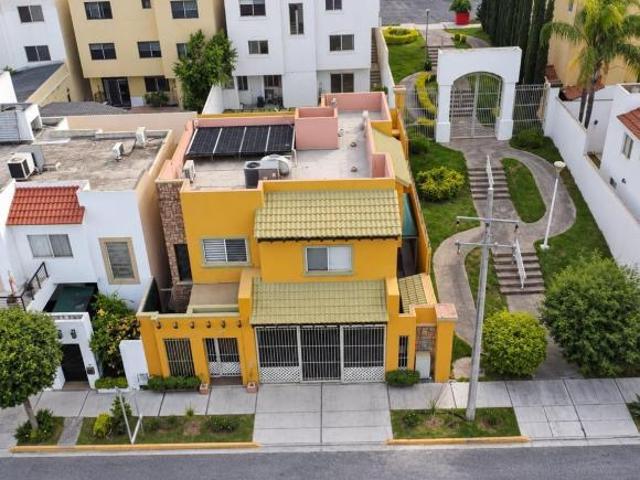 CASA EN VENTA EN BOSQUES DE LAS CUMBRES | ALBERCA PRIVADA | FRENTE A PARQUE