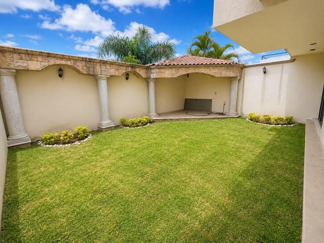 Casa en venta en Bosques del Refugio, jard?n amplio, zona norte, Le?n Gto