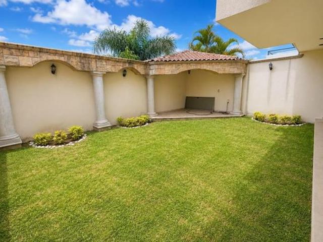 Casa en venta en Bosques del Refugio, jardín amplio, zona norte, León Gto