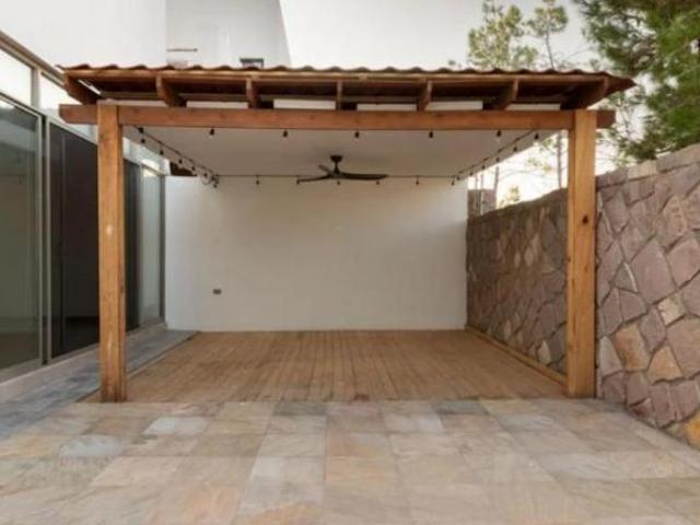 CASA EN VENTA EN BOSQUES DEL VALLE, CHIHUAHUA