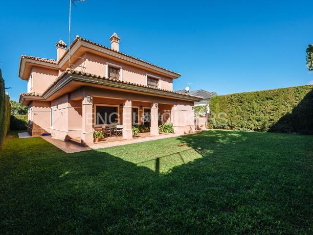 Casa en venta en Bormujos, Zona Universitaria. Exclusiva vivienda en urbanización privada de Bormujos. Casas.