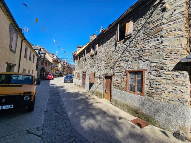 Casa en venta en Bòrdes Es Pirineos. AMPLIA CASA EN ES BORDES PARA REHABILITAR. Casas Bòrdes.