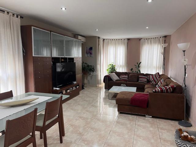 Casa en venta en Borges Blanques Les. Casa espectacular al centre del nucli urbà amb terrassa i local comercial. Casas Borges Blanques.