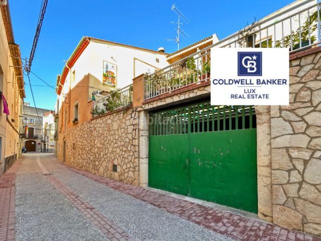 Casa en venta en Borrassà. Gran casa de pueblo en venta con mucho potencial en el Alt Empordà, ideal para dos familias o para alojar a familiares mayores.Sit. Casas.