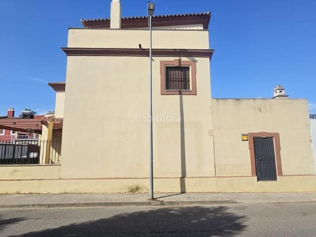 Casa en venta en Brenes. Brenes Amplia casa de 5 dormitorios, 3 baños, patio con barbacoa y a solo 20 minutos de Sevilla. Casas.