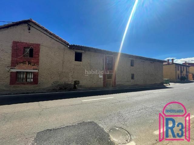 Casa en venta en Cuadros. Casa de pueblo de 360 m² y 332 m² de parcela con 4 habitaciones y 2 baños, salón y cocina. No tiene calefacción. Certificación Ene. Casas.