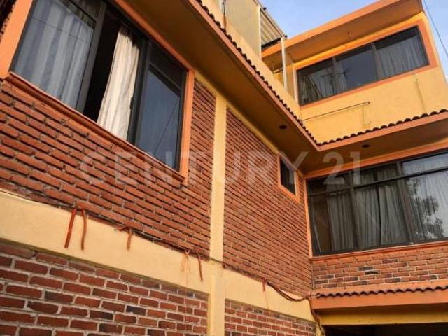 Casa en Venta en Cuajimalpa Centro con Locales en PB y 2 departamentos autónomos