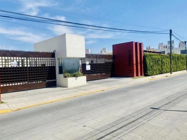 Casa en venta en Cuautlancingo Puebla de 3 recámaras en fraccionamiento a 200 m del periférico