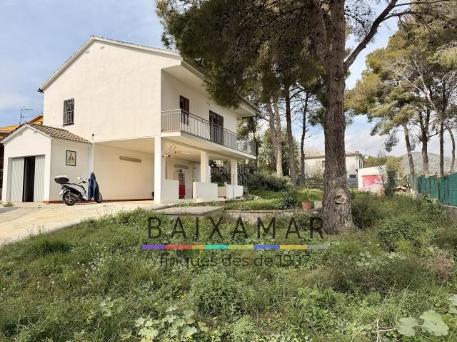 Casa en venta en Cubelles, Mas Trader Corral d´En Tort Corral d´En Cona. Casa con gran terreno plano de 1.034 m en Les Estoreres, Cubelles. Casas.