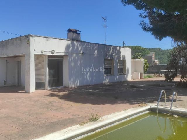 Casa en venta en Cubelles, Mas Trader Corral d´En Tort Corral d´En Cona. Toda en planta baja, y se puede segregar el terreno y hacer otro Chalet. Casas.