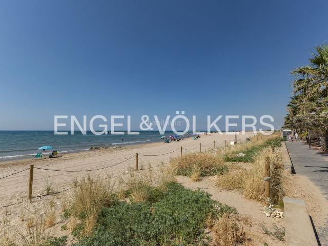 Casa en venta en Cubelles, Les Salines Pla de Sant Pere. Chalet adosado en segunda linea de mar. Casas.