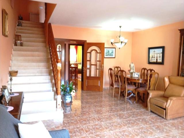 Casa en venta en Cubelles, Santa Maria l´Eixample Sud Sumella. MAGNÍFICA ! CASA ADOSADA EN CUBELLES CENTRO, 4 HAB 270 M2 4 TERRAZAS GARAJE 91 M2 CUBELLES. Casas.