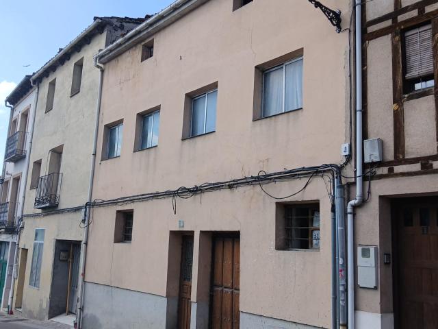 Casa en venta en Cuéllar. Necesita reforma integral. Ref.2043
