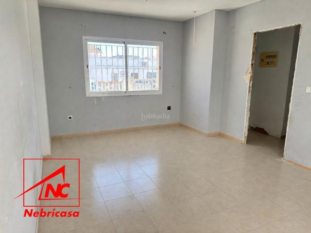 Casa en venta en Cuervo de Sevilla El. Unifamiliar situada en la La Boticaria, en El Cuervo. Su ubicación en esquina favorece una excelente entrada de luz natural, apor. Casas Cuervo de Sevilla.