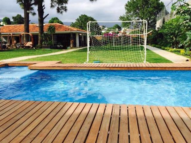 CASA EN VENTA EN CUERNAVACA A PRECIO DE OPORTUNIDAD, ALBERCA, JARDÍN, ACCESO RESTRINGUIDO