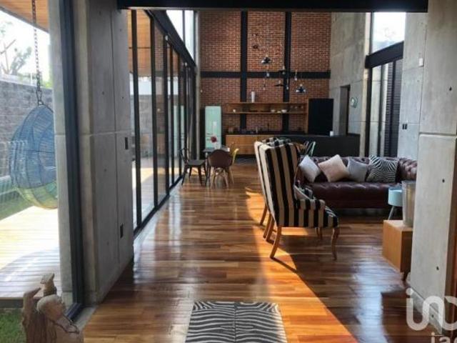 Casa en venta en Cuernavaca dentro de fraccionamiento con seguridad
