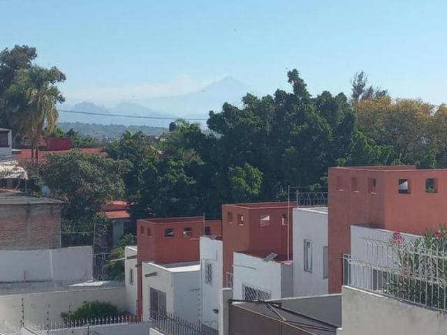 CASA EN VENTA EN CUERNAVACA EN CONDOMINIO EN LOMAS DE ATZINGO, ALBERCA Y JARDIN COMÚN